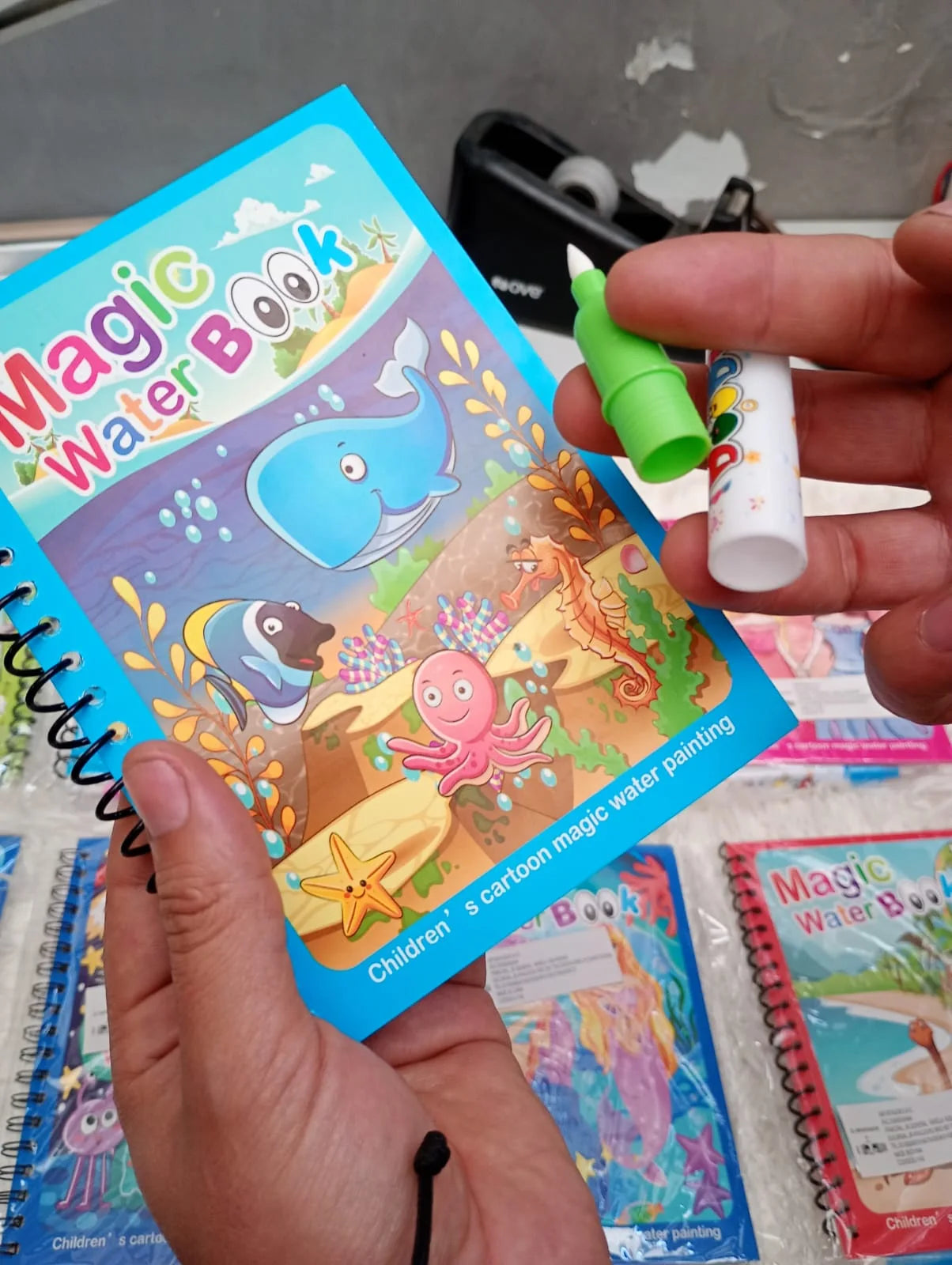 Libros Mágicos para Colorear con Agua Reutilizables: Set Educativo Anti-Manchas con Cartón Grueso y Bolígrafo Ergonómico para Niños de 2 a 5 Años