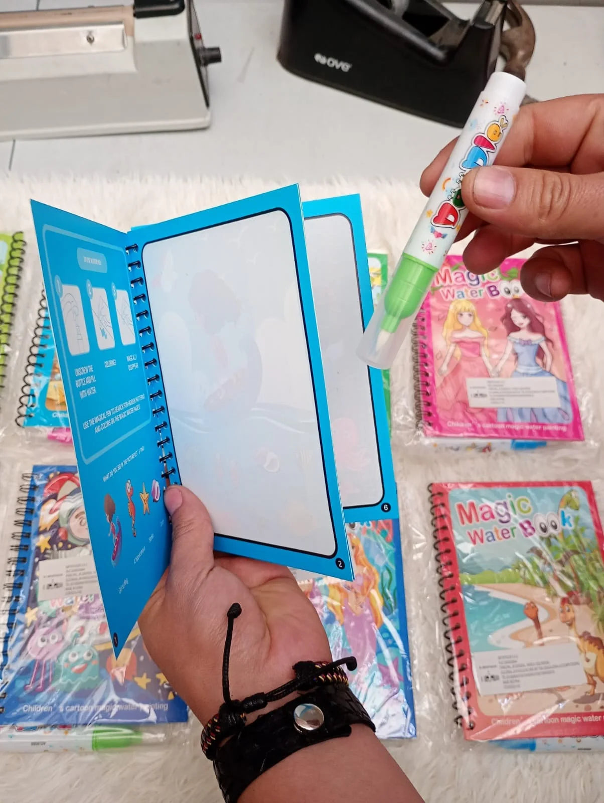 Libros Mágicos para Colorear con Agua Reutilizables: Set Educativo Anti-Manchas con Cartón Grueso y Bolígrafo Ergonómico para Niños de 2 a 5 Años